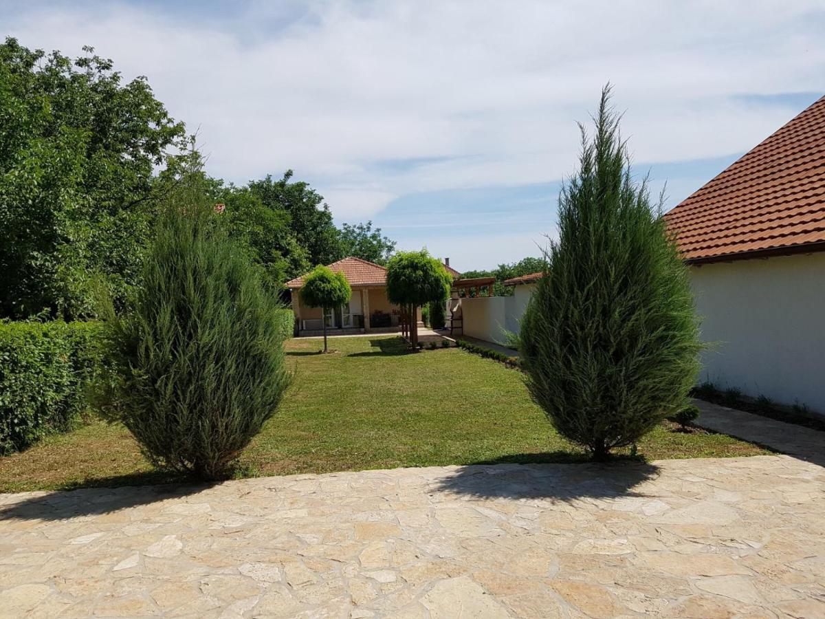 Vikendica Lesic Vila Cortanovci Exterior foto